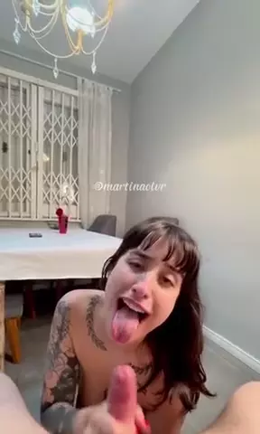 Martina practicando sexo oral y recibiendo semen en su cara