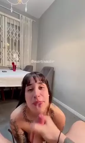 Martina practicando sexo oral y recibiendo semen en su cara