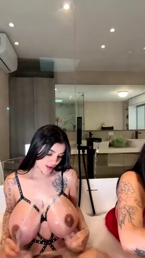 Karely Ruiz y su amiga se encuentran en una sesión en vivo mientras están embarazadas y se masturban