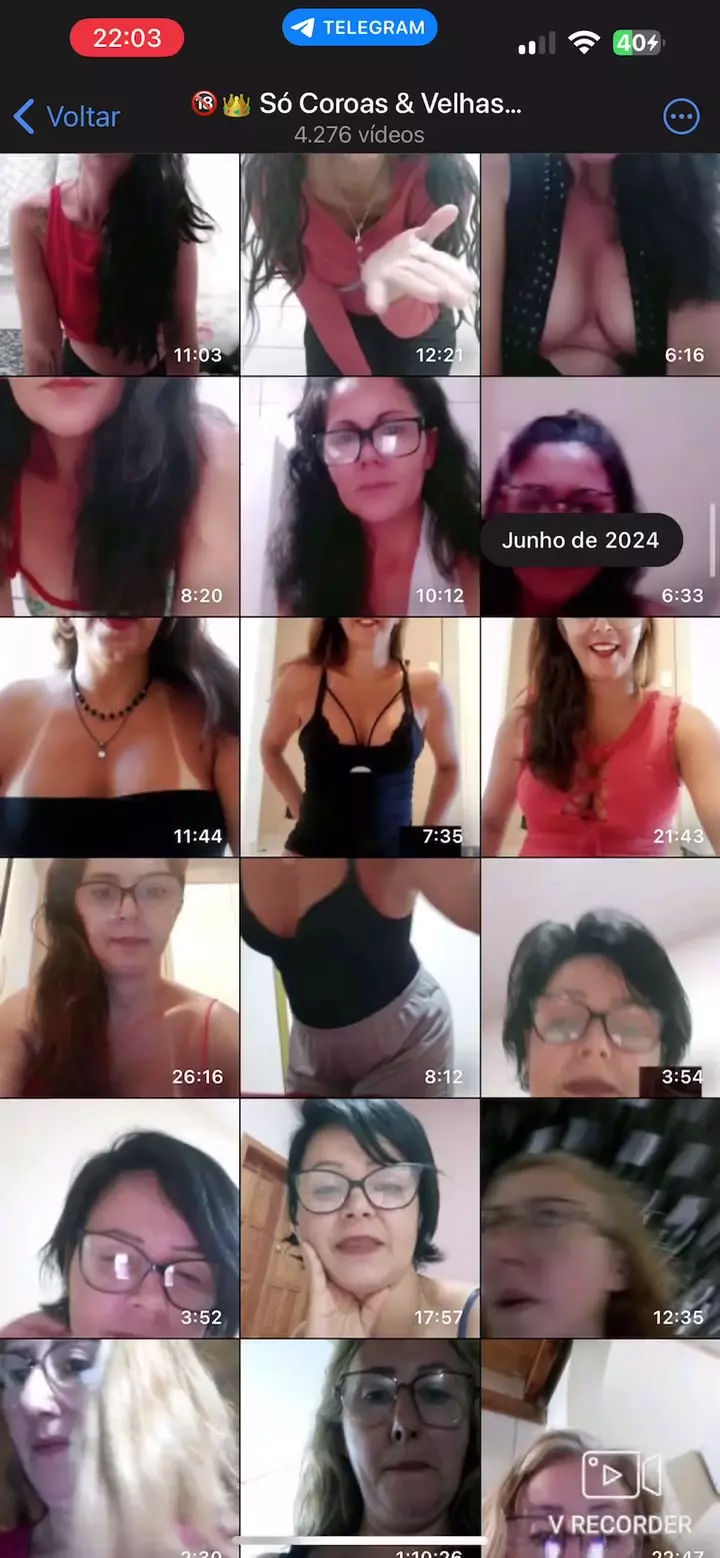 Videoconferencia de mujer madura realizando autoplacer