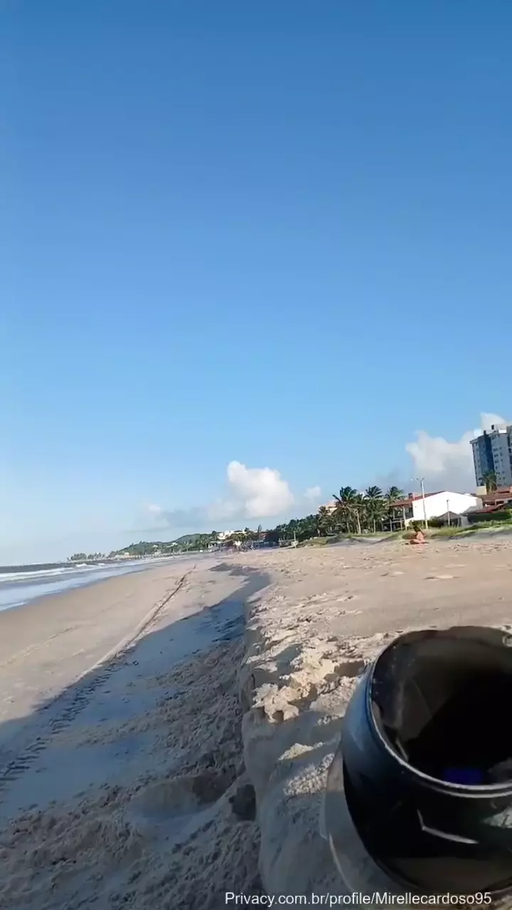 Mirelle Cardoso es captada haciendo una buena follada oral en la playa en un vídeo amateur