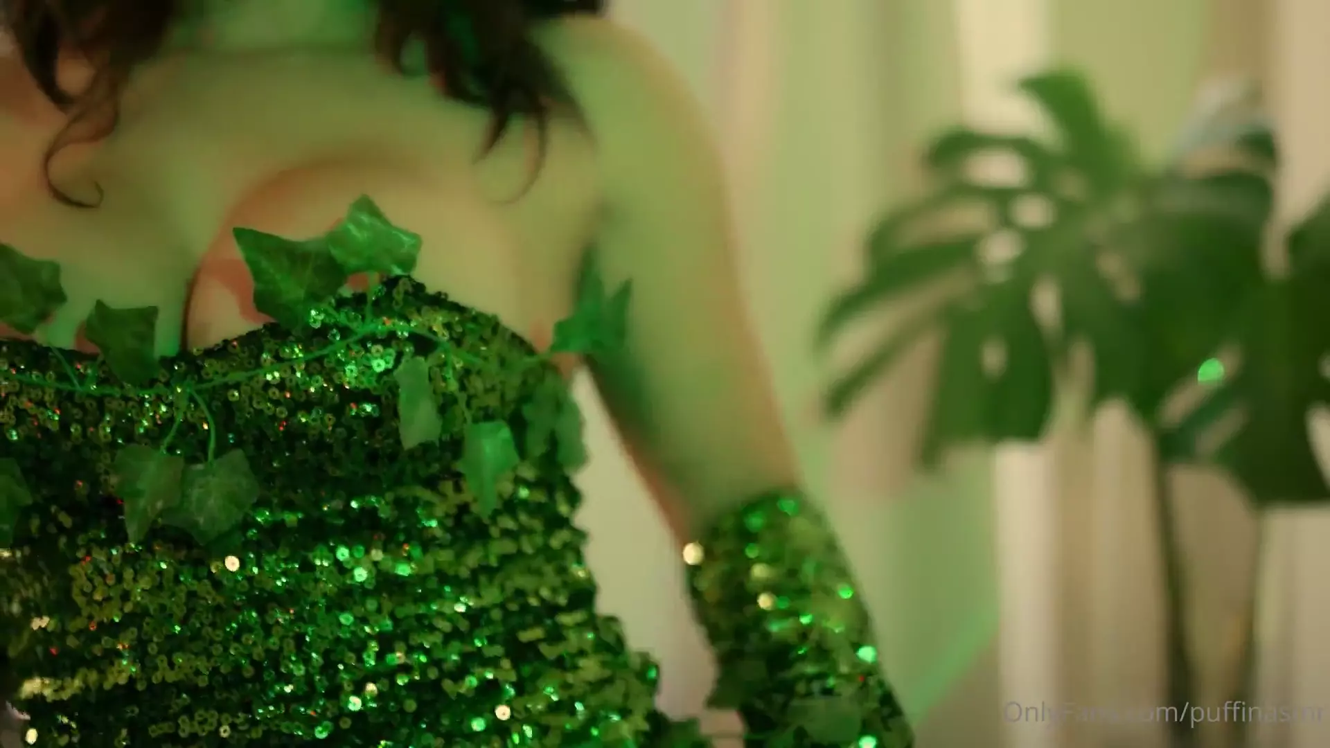 Video filtrado de Puffin ASMR cabalgando en topless vestido como Poison Ivy