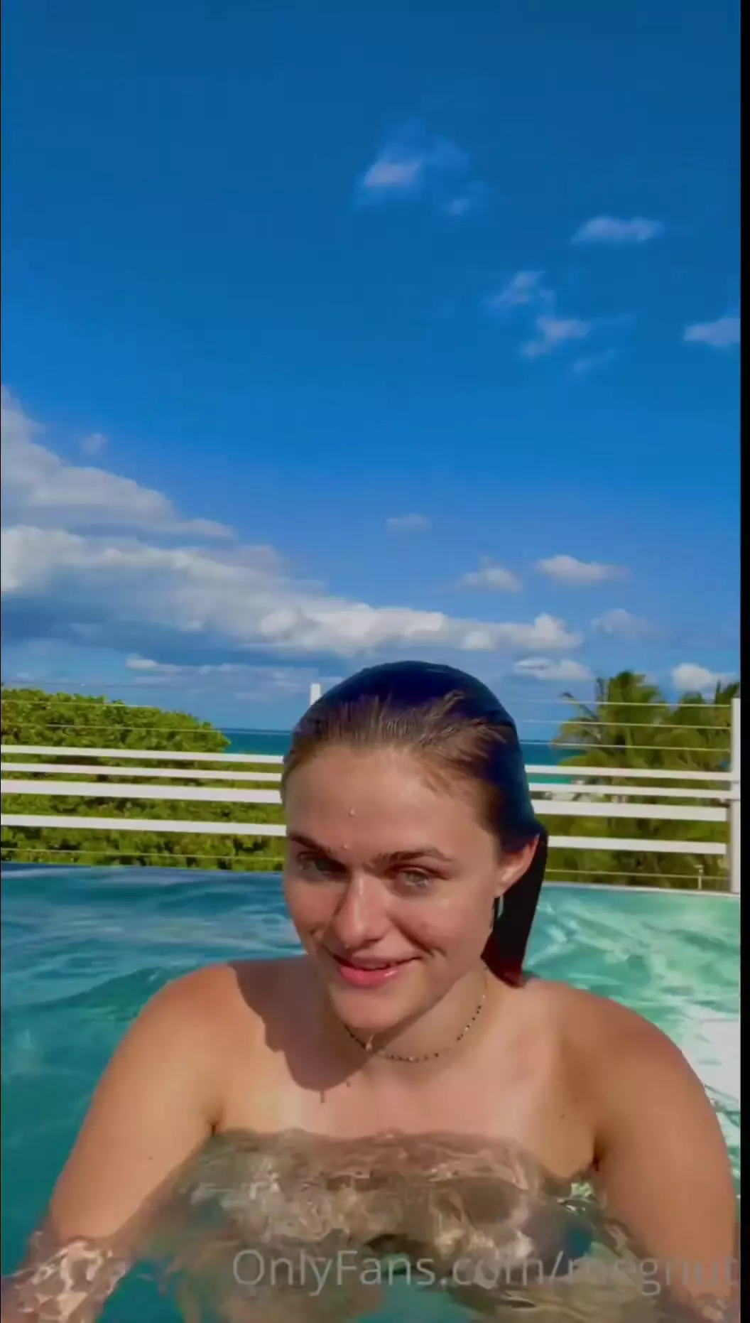 Megnutt02: Se filtró el video de Onlyfans desnudo nadando en la piscina