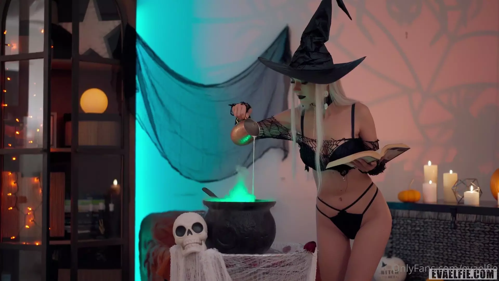 Filtrado el vídeo de Eva Elfie sobre la bruja de Halloween