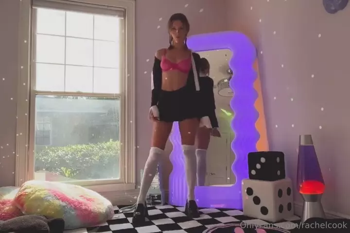 Rachel Cook se muestra completamente desnuda en un striptease frente al espejo