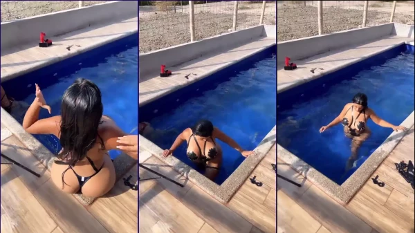 Alejandra Quiroz presume en la piscina con bikini súper escotado