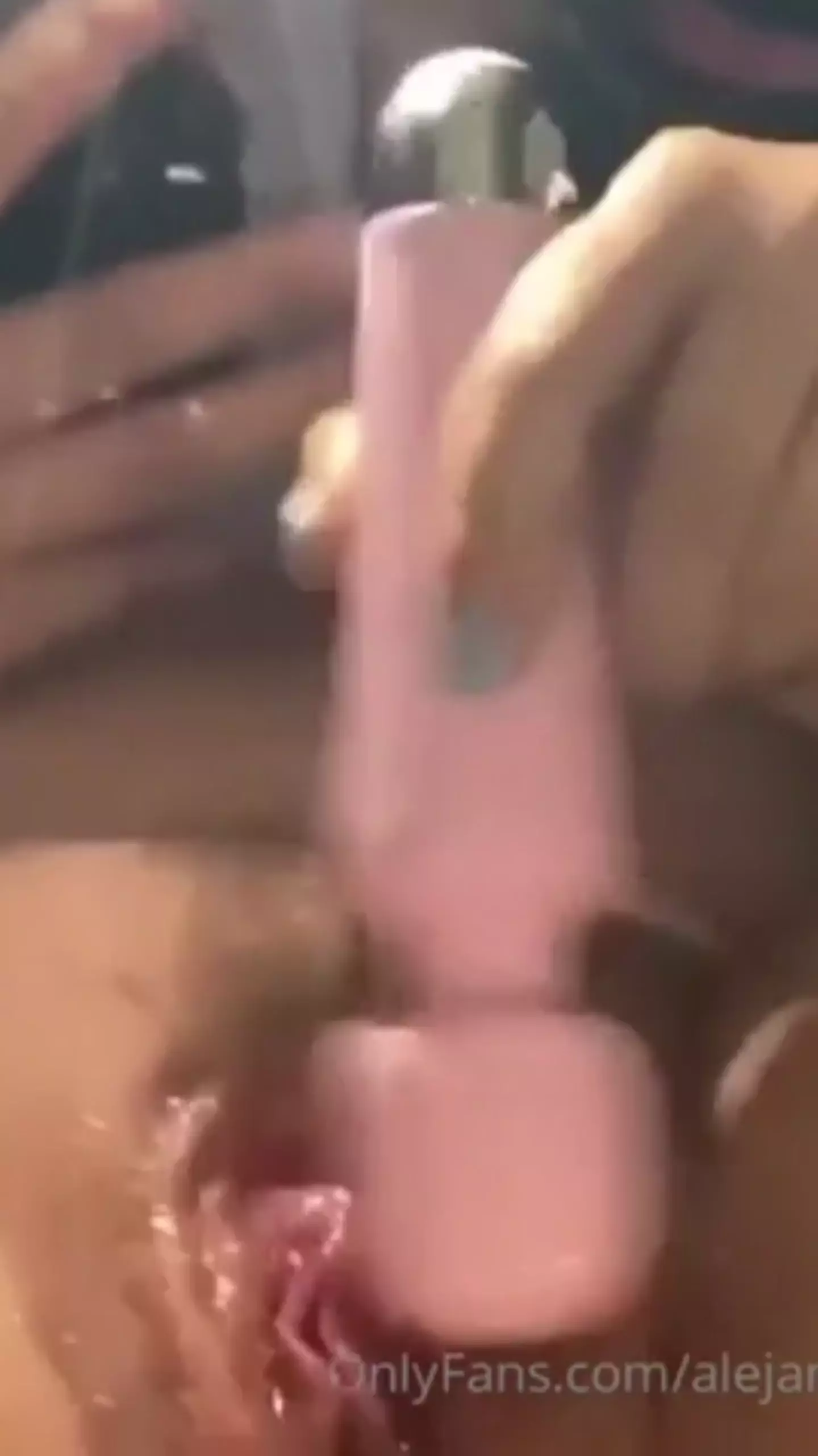 Alejandra Quiroz experimenta un intenso orgasmo con un vibrador estimulando su zona genital