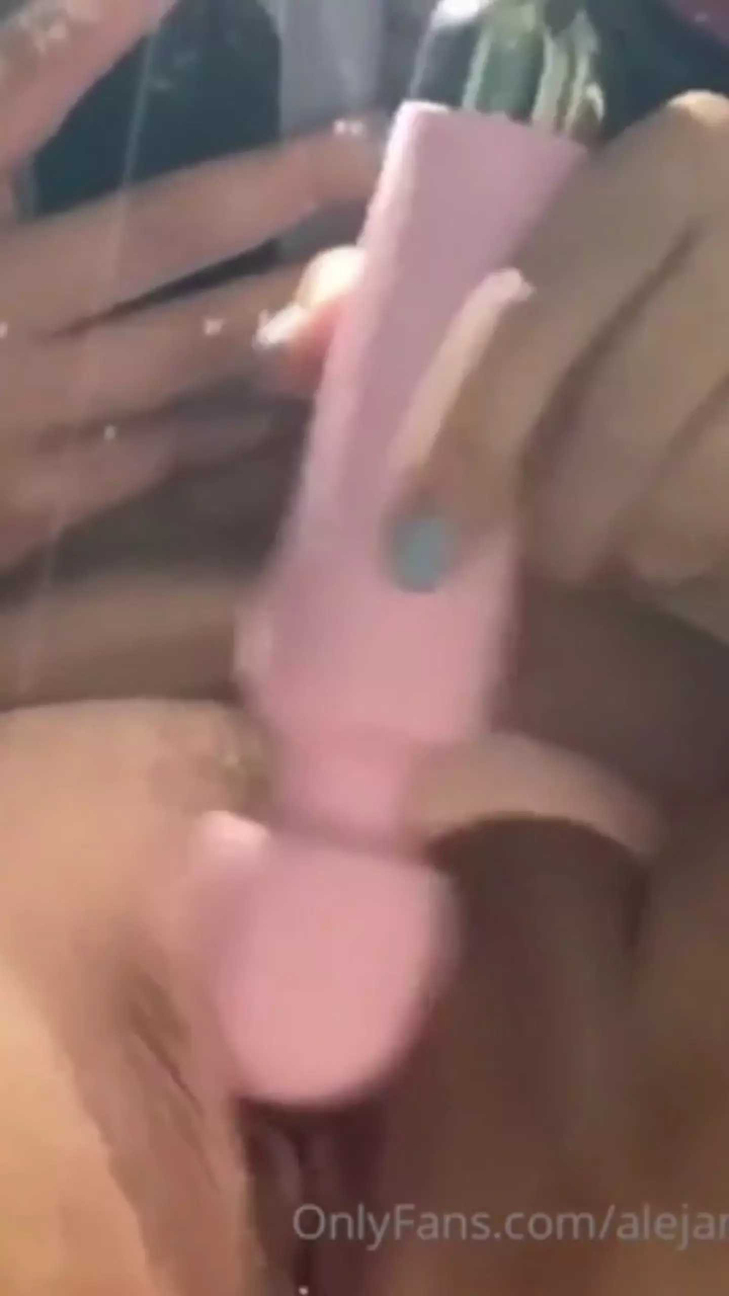 Alejandra Quiroz experimenta un intenso orgasmo con un vibrador estimulando su zona genital