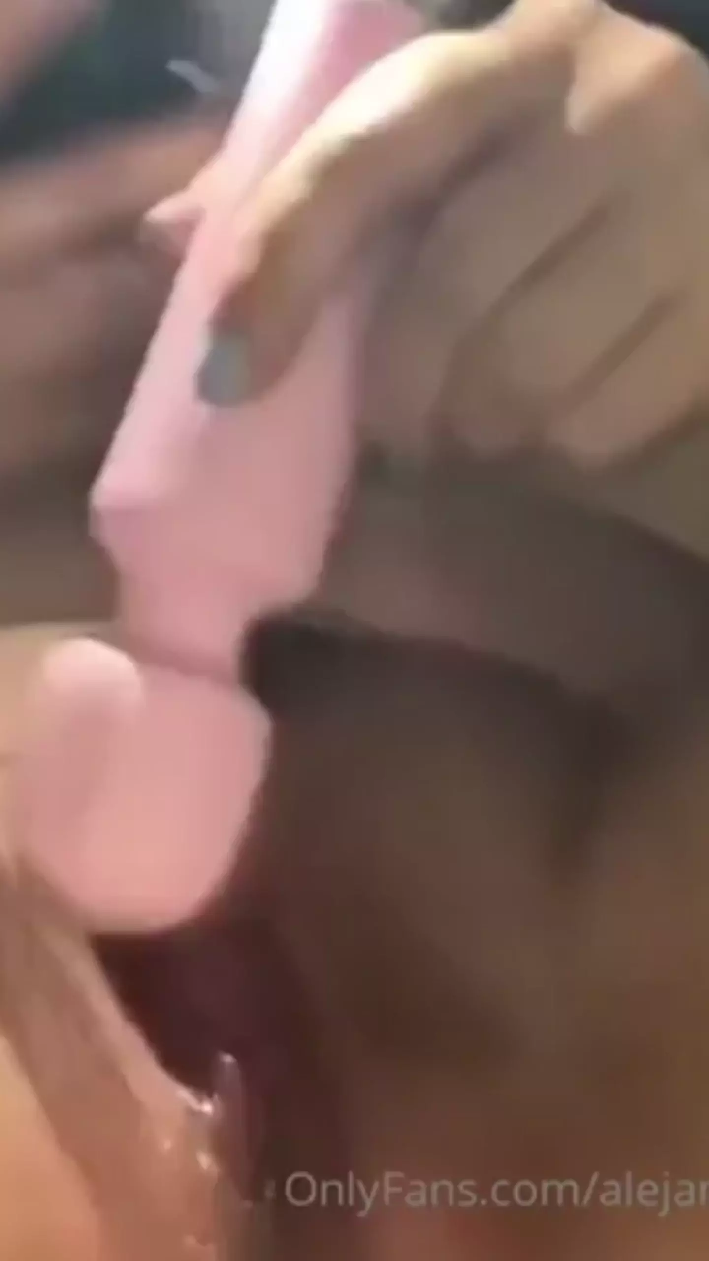 Alejandra Quiroz experimenta un intenso orgasmo con un vibrador estimulando su zona genital