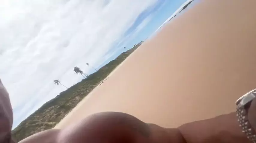 Esa pareja divirtiéndose en la playa durante las vacaciones.