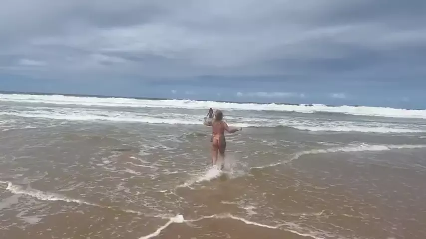 Esa pareja divirtiéndose en la playa durante las vacaciones.