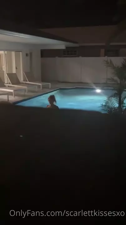 Video filtrado de ScarlettKissesXO de sexo en la piscina