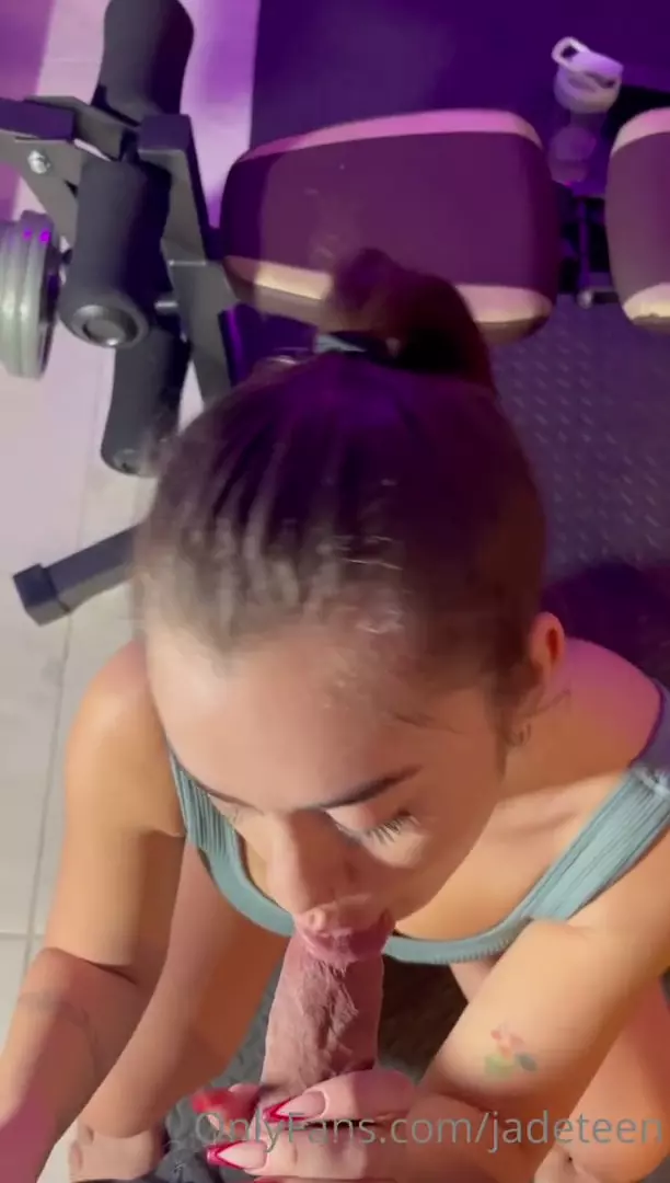 Video exclusivo de JadeTeen filmando en el gimnasio para Onlyfans