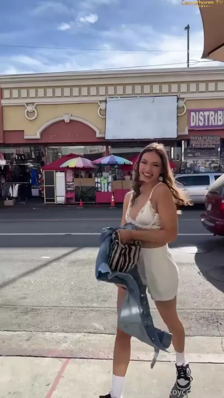 Katie Davis aparece desnuda en el vídeo mientras Elly Clutch tiene sexo en una tienda de telas