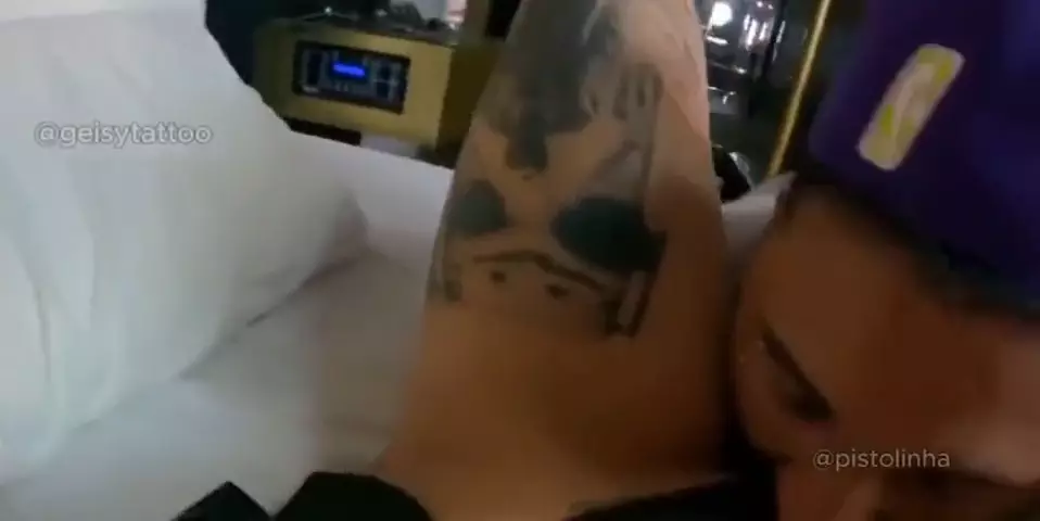 Geisy Tattoo sin ropa enseñando el culo en acción con el enano pistola