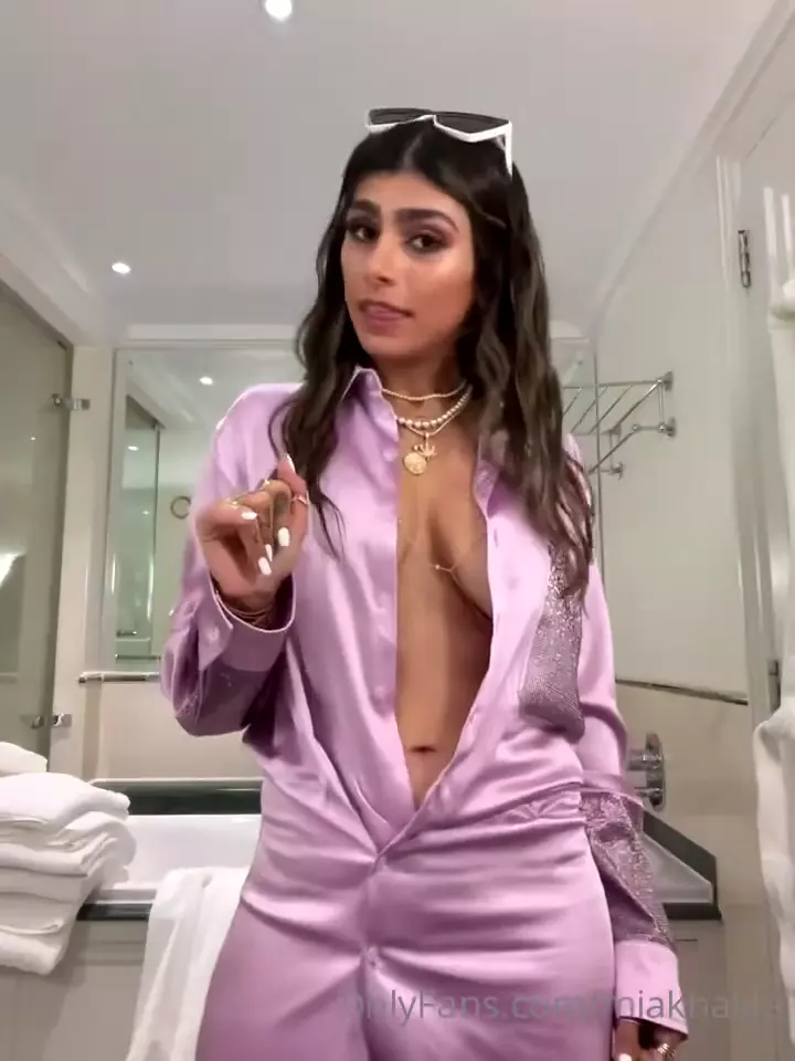 Mia Khalifa deja ver su ardiente figura en tacones altos en video filtrado en Onlyfans