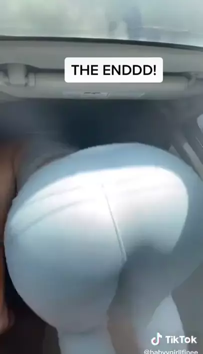 Vídeo de Tiktok en el que Babyygirllfinee baila twerking en un coche