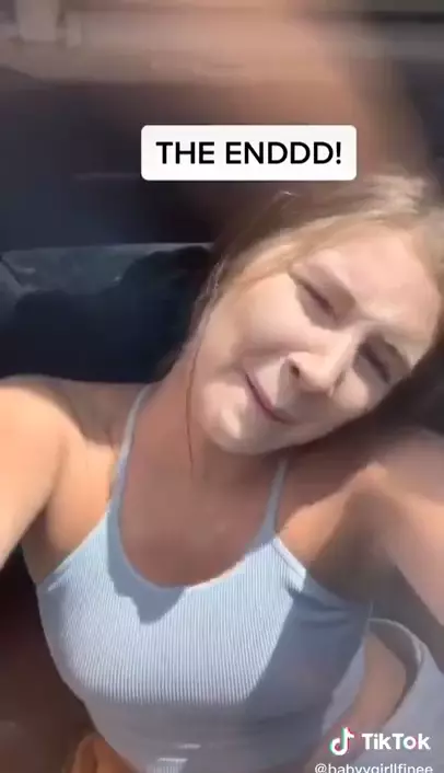 Vídeo de Tiktok en el que Babyygirllfinee baila twerking en un coche