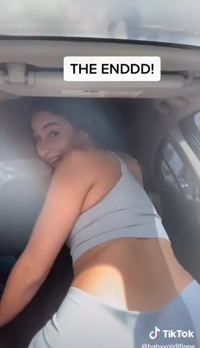 Vídeo de Tiktok en el que Babyygirllfinee baila twerking en un coche