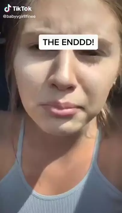 Vídeo de Tiktok en el que Babyygirllfinee baila twerking en un coche