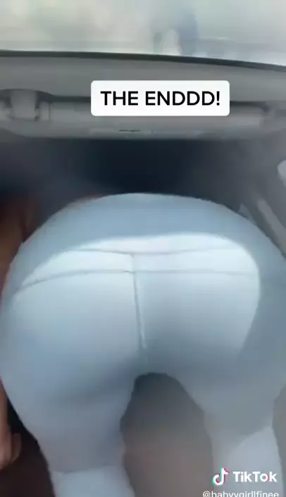 Vídeo de Tiktok en el que Babyygirllfinee baila twerking en un coche