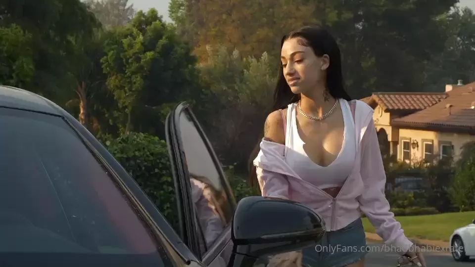 Bhad Bhabie muestra su cuerpo en un paseo en Crazy Bentley en Onlyfans