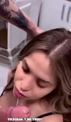 Maru Karv disfrutando de una deliciosa mamada y saboreando leche en su boca y cara