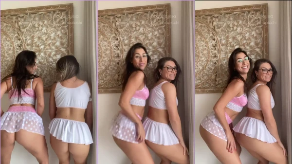 Sissa haciendo twerking con falda corta junto a su atractiva madre