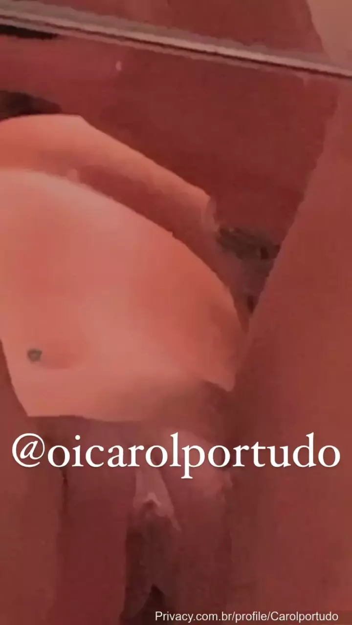 Carol Portudo se expuso mostrando su atractiva zona íntima frente al espejo