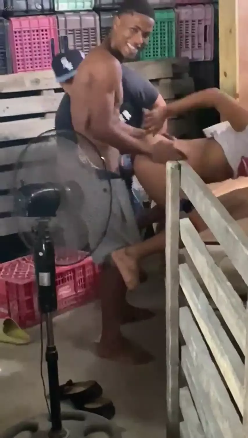 Hombre latino teniendo sexo con una mujer cariñosa y apasionada