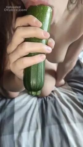 Mujer disfrutando de la experiencia del pepino