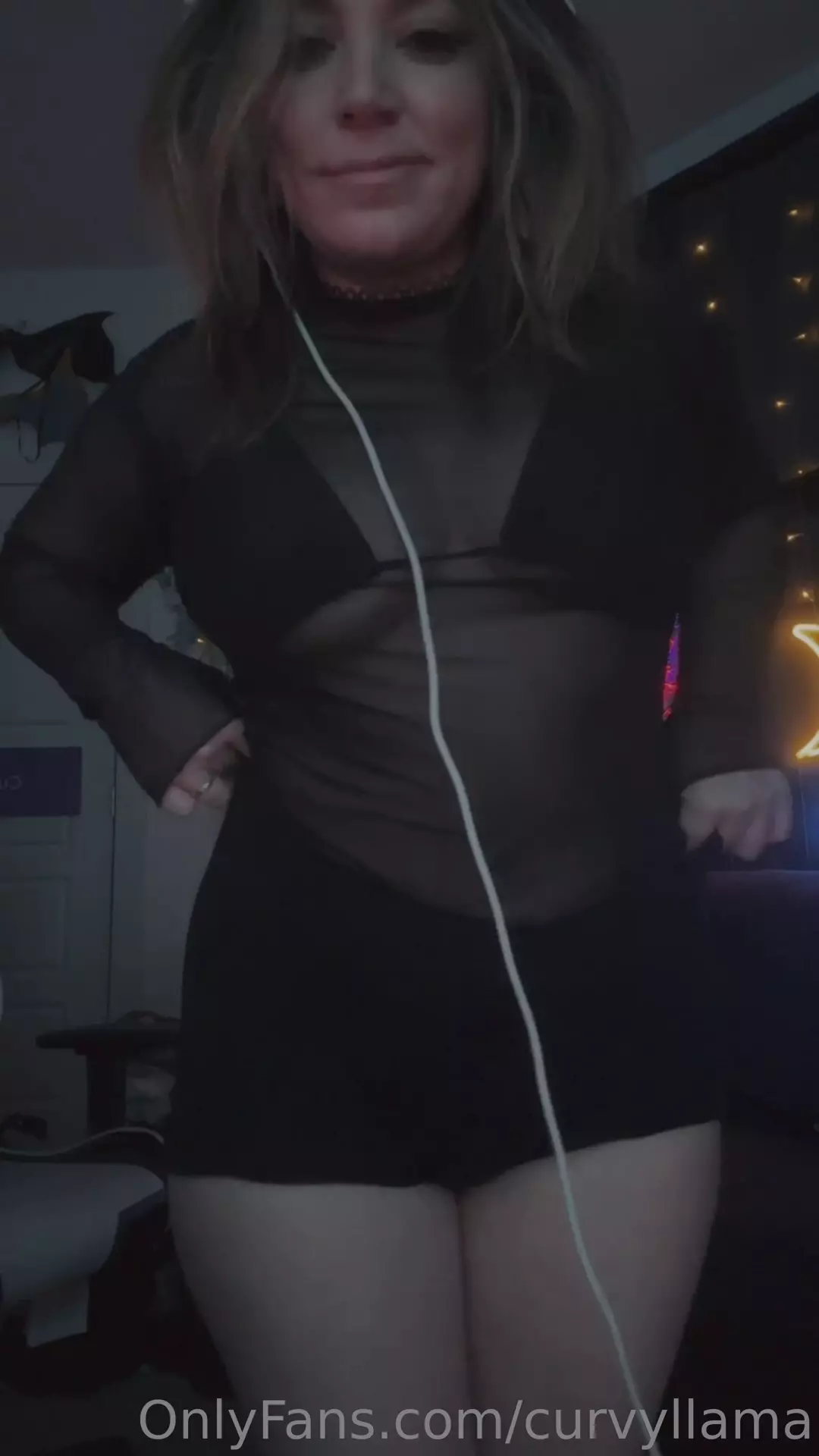 Curvyllama realizando un sensual striptease en un vídeo de contenido para adultos filtrado en Onlyfans