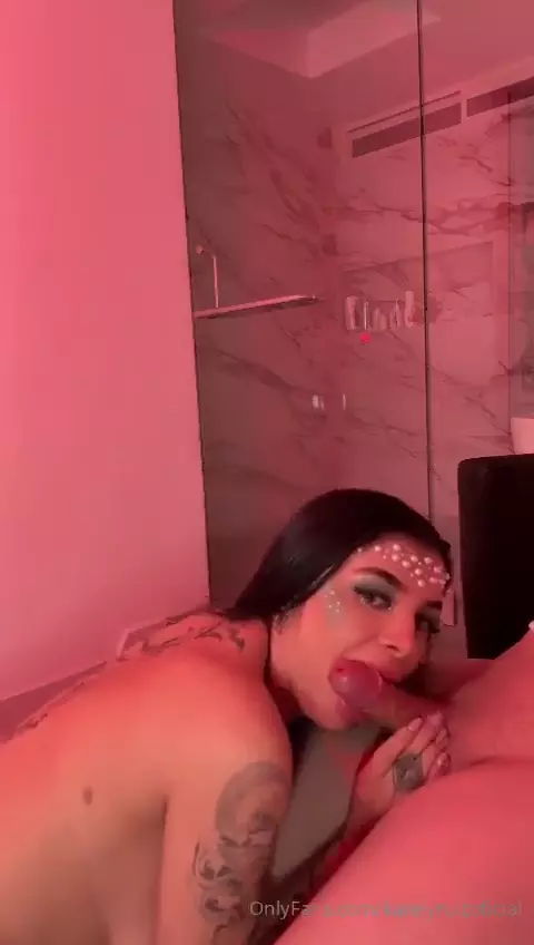 Karely Ruiz practicando sexo oral estando embarazada - Video casero