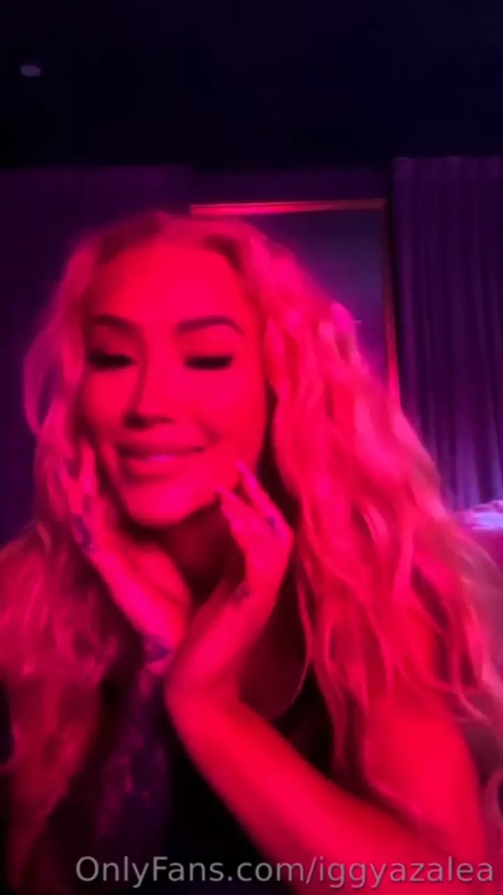 Iggy Azalea se burla de Onlyfans con video de lencería sexy