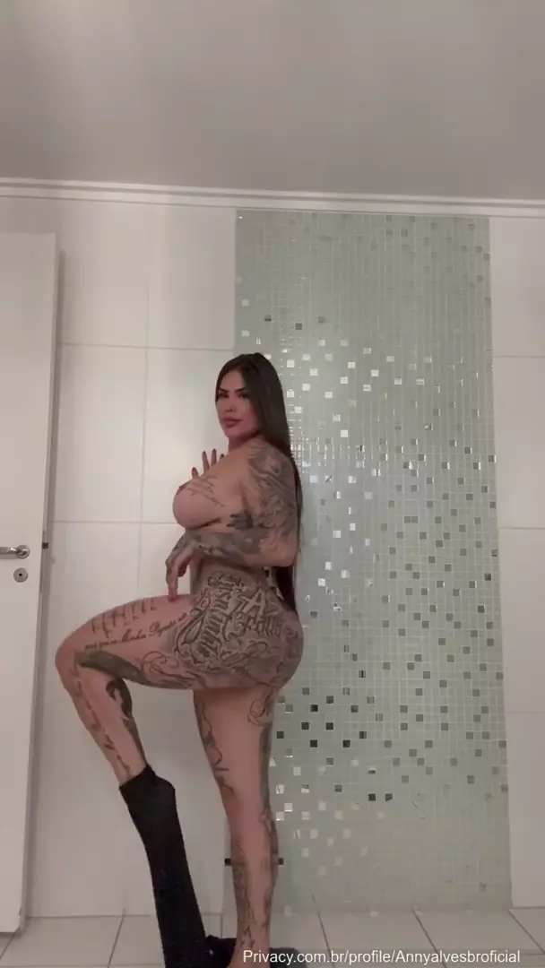 Anny Alves realiza sensual baile y presume su cuerpo lleno de tatuajes