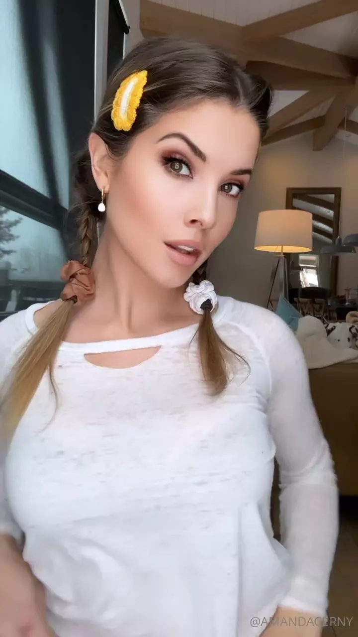 A Amanda Cerny se le filtró un vídeo en bragas en Onlyfans con un striptease en bragas