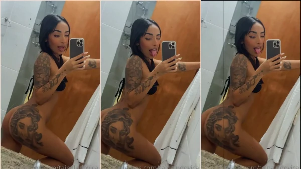 Tainá Ludovica sensualizándose sin ropa mostrando el tatuaje en su espalda en el baño