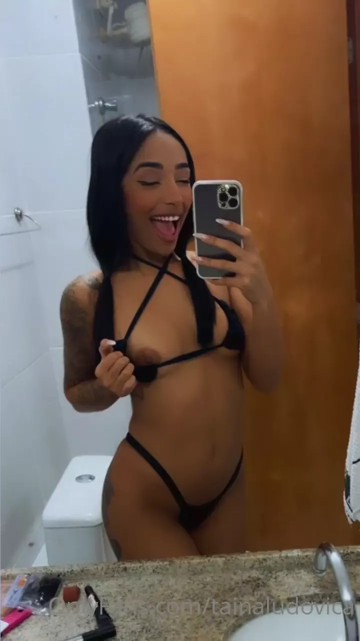 Tainá Ludovica se expone sin ropa, mostrando su pecho natural y pequeño