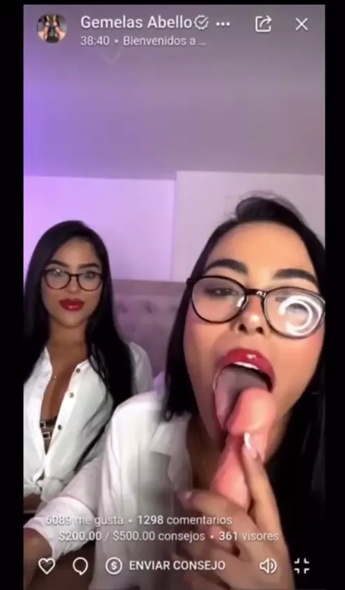 Los Gemelos Abello usando un juguete sexual en una transmisión en vivo