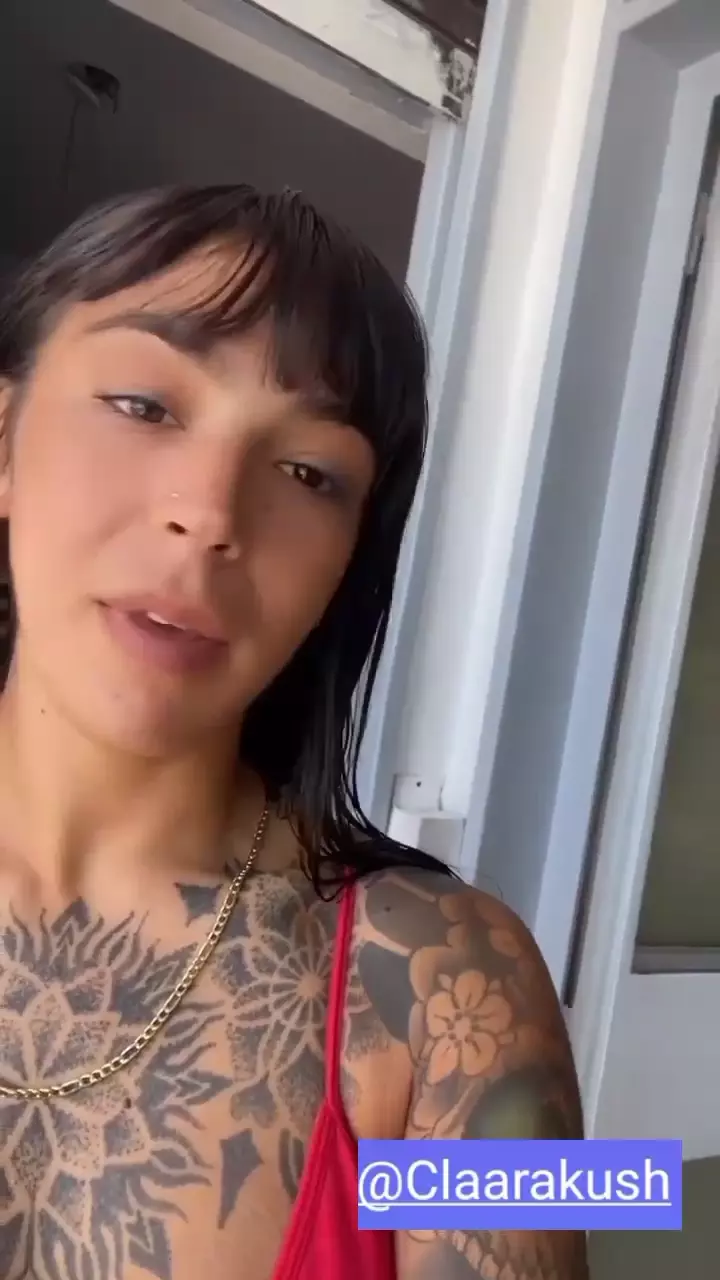 Vídeo provocativo en el dormitorio de Clara Kush en Onlyfans