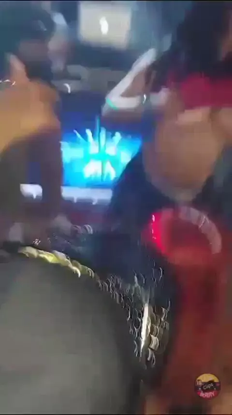 Mujer con curvas se quita la ropa en la discoteca