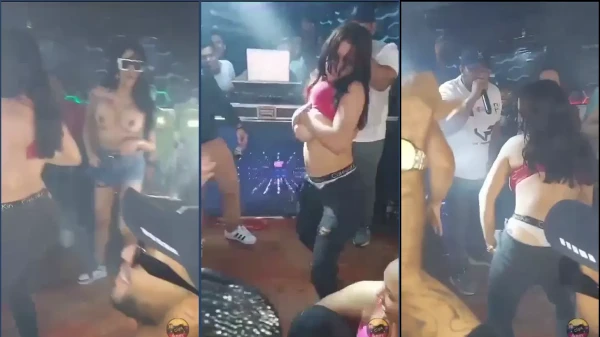 Mujer con curvas se quita la ropa en la discoteca