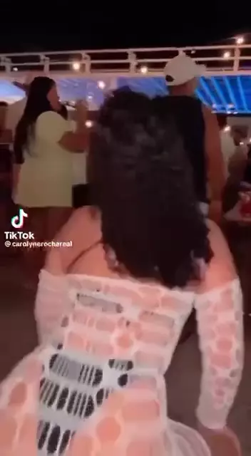 Carolayne Rocha meneando su prominente trasero en la celebración en ajustada ropa interior