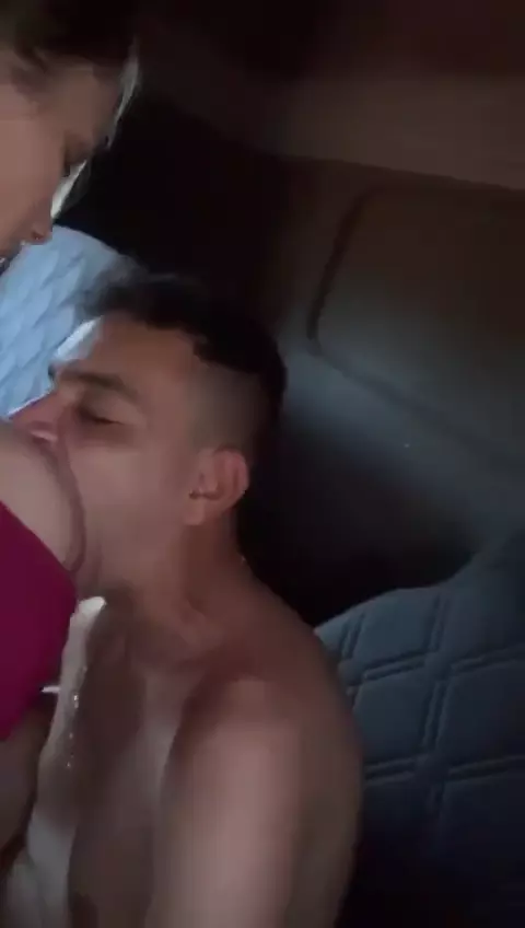 La rubia de Tal Da satisfecha con el sexo oral en el coche