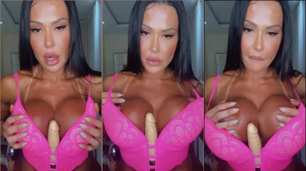 Gracyanne Barbosa manipulando un vibrador entre sus voluptuosos pechos