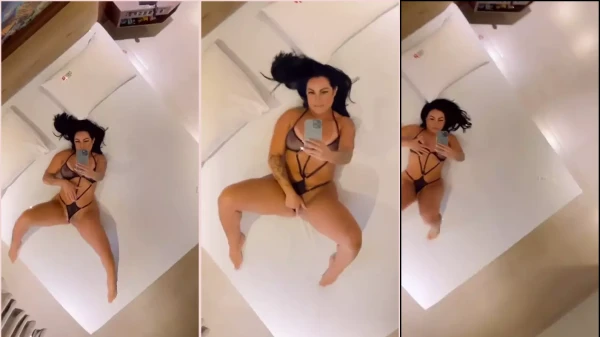 Melissa Pitanga tocándose en la cama del motel