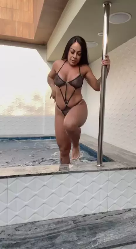 Melissa Pitanga seduce al cliente mientras baila en barra en el motel