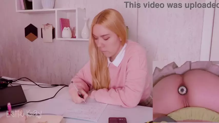 Estudiante rubia follando anal caliente con su novio y disfrutándolo mucho