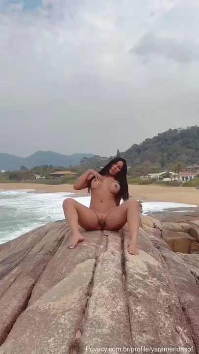 Yara Mendes se exhibe en público mientras se estimula en la playa