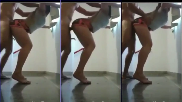 Mujer casada haciendo ruido y excitándose mientras tiene sexo con su amante de pie